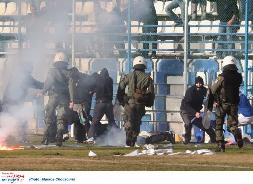 Φωτογραφίες από τα σοβαρά επεισόδια σήμερα το μεσημέρι στον αγώνα Αιγάλεω - ΑΕΚ - Φωτογραφία 12