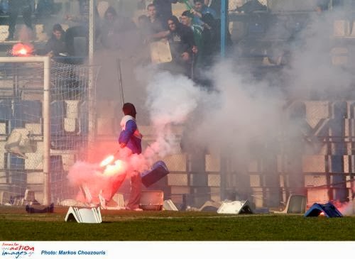 Φωτογραφίες από τα σοβαρά επεισόδια σήμερα το μεσημέρι στον αγώνα Αιγάλεω - ΑΕΚ - Φωτογραφία 13