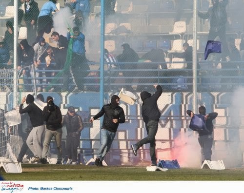 Φωτογραφίες από τα σοβαρά επεισόδια σήμερα το μεσημέρι στον αγώνα Αιγάλεω - ΑΕΚ - Φωτογραφία 14