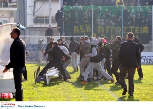 Φωτογραφίες από τα σοβαρά επεισόδια σήμερα το μεσημέρι στον αγώνα Αιγάλεω - ΑΕΚ - Φωτογραφία 16