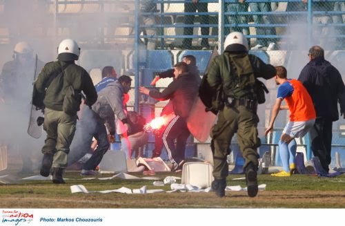 Φωτογραφίες από τα σοβαρά επεισόδια σήμερα το μεσημέρι στον αγώνα Αιγάλεω - ΑΕΚ - Φωτογραφία 3