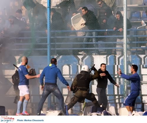 Φωτογραφίες από τα σοβαρά επεισόδια σήμερα το μεσημέρι στον αγώνα Αιγάλεω - ΑΕΚ - Φωτογραφία 4