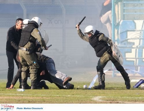 Φωτογραφίες από τα σοβαρά επεισόδια σήμερα το μεσημέρι στον αγώνα Αιγάλεω - ΑΕΚ - Φωτογραφία 5