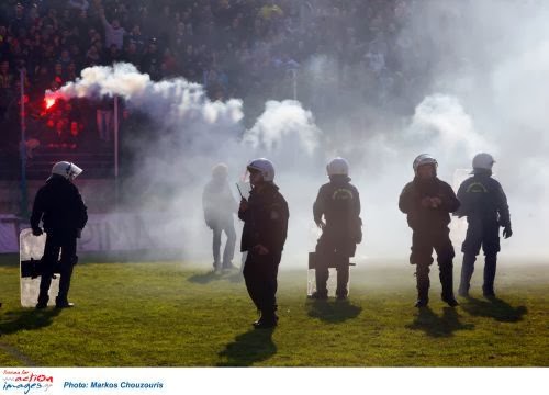 Φωτογραφίες από τα σοβαρά επεισόδια σήμερα το μεσημέρι στον αγώνα Αιγάλεω - ΑΕΚ - Φωτογραφία 7