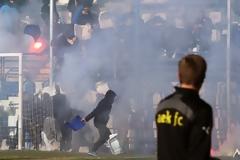 Φωτογραφίες από τα σοβαρά επεισόδια σήμερα το μεσημέρι στον αγώνα Αιγάλεω - ΑΕΚ