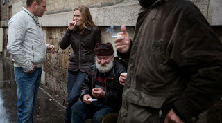 Γαλλία: Υποψήφια δήμαρχος του Παρισιού καπνίζει μαζί με αστέγους - Φωτογραφία 1