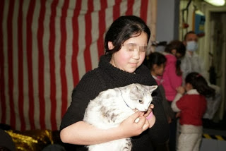 Η μικρή μετανάστρια που διέσχισε τη Μεσόγειο με τη γάτα της - Φωτογραφία 1