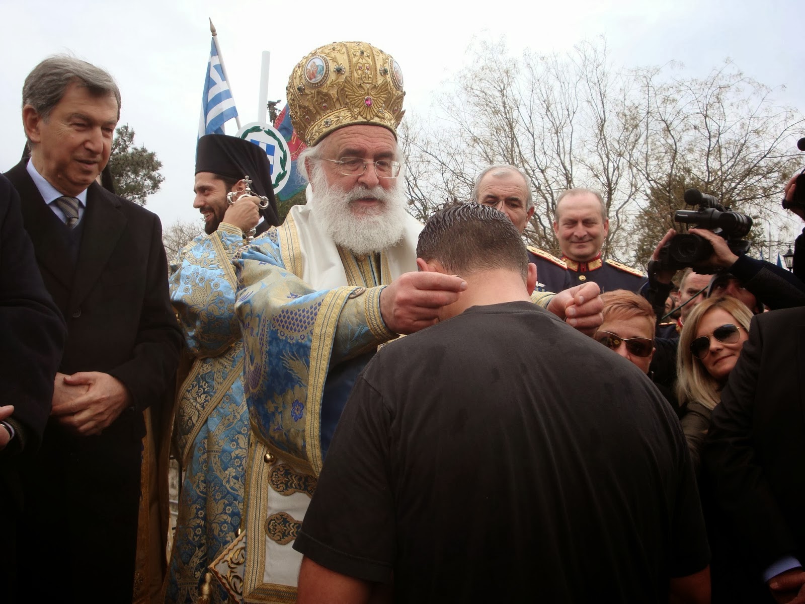 Έδωσαν «μάχη» για τον Σταυρό στην Ξάνθη – Πλήθος κόσμου στον αγιασμό των υδάτων - Φωτογραφία 4