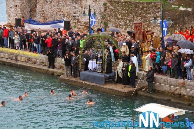 O Αγιασμός των υδάτων στη Ναύπακτο [video] - Φωτογραφία 11