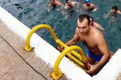 Ο Ηλιόπουλος της Χρυσής Αυγής έβαλε το μπλε μαγιό του και έπεσε στα νερά της Ραφήνας για να πιάσει το σταυρό