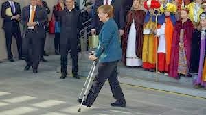 Πρώτη δημόσια εμφάνιση για την Merkel μετά το ατύχημά της - Φωτογραφία 2