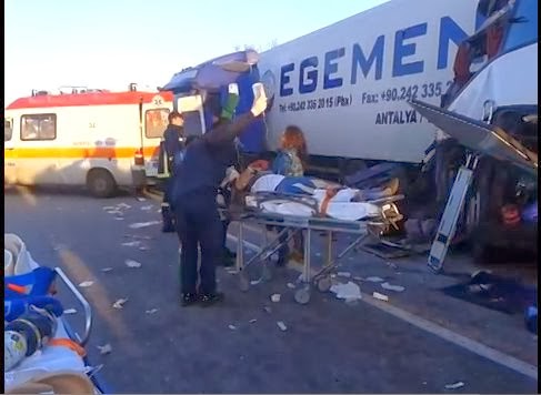 Σοκαριστικά πλάνα από το τροχαίο δυστύχημα με το λεωφορείο του ΚΤΕΛ στα Μάλγαρα - Φωτογραφία 1