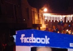 Το Facebook τώρα και σε στολή καρναβαλιού... Τη βρήκαμε στα Ραγκουτσάρια! - Φωτογραφία 1