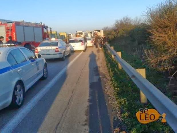 Τραγωδία με λεωφορείο του ΚΤΕΛ Αιτωλοακαρνανίας που καρφώθηκε σε φορτηγό - Φοιτήτριες οι δύο νεκρές γυναίκες - Ακρωτηριάστηκε ο οδηγός - Φωτογραφία 2