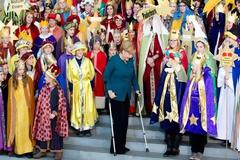 Αγνώριστη η Μέρκελ...Φωτογραφίες και βίντεο με πατερ'ιτσες!