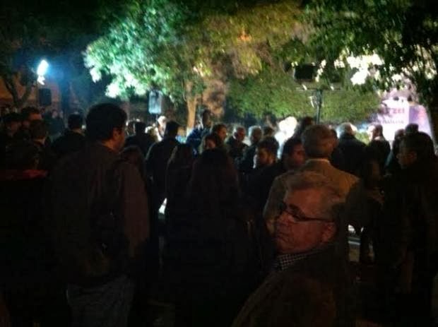 Πάτρα: Ένταση στην εκδήλωση για τον Τεμπονέρα - Αντεξουσιαστές απαγόρευσαν στον εκπρόσωπο του Δήμου να καταθέσει στεφάνι - Δείτε φωτο - Φωτογραφία 4