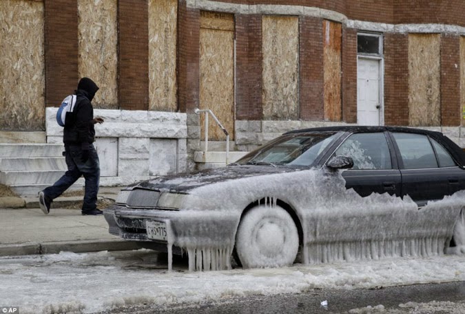 ΗΠΑ: Βρίσκουν παγωμένα πτώματα σε δρόμους και πάρκα (φωτό) - Φωτογραφία 1