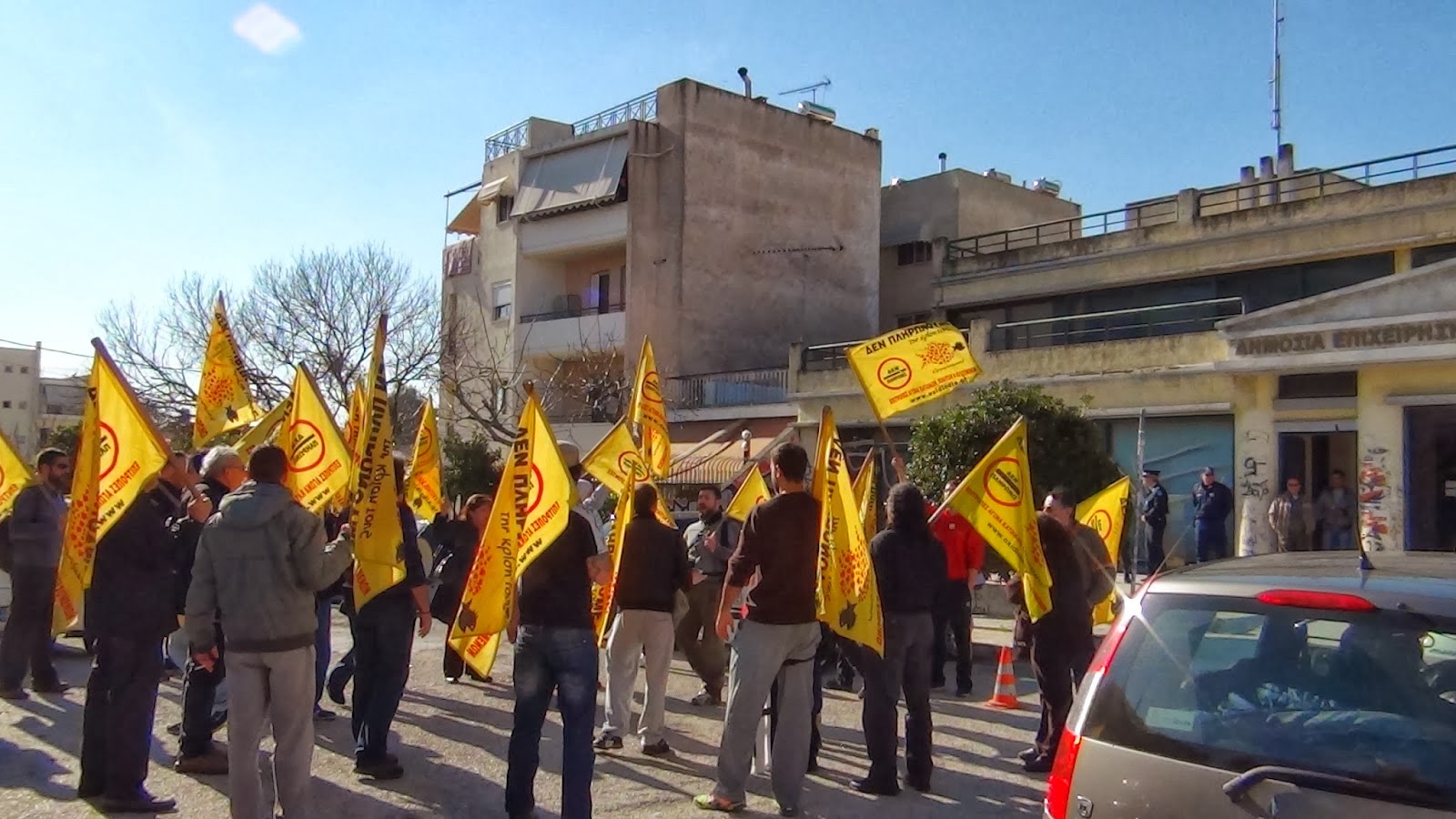 Άκρως επιτυχημένη η παρέμβαση του Κινήματος Δεν Πληρώνω στη ΔΕΗ και στο Δημαρχείο Μενιδίου. Η οικογένεια του κ. Σπύρου ξανά στο φως μετά από 3 χρόνια - Φωτογραφία 5