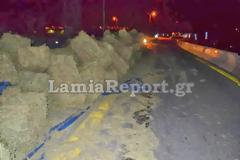 Λαμία: Ανατροπή νταλίκας τα ξημερώματα στην εθνική - Γέμισε με μπάλες από τριφύλλι ο δρόμος