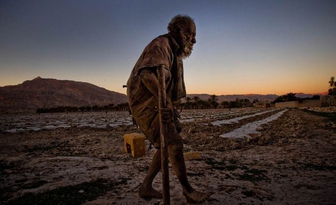 Απίστευτο: Ζει 60 χρόνια χωρίς να έχει πλυθεί (φωτο) - Φωτογραφία 10