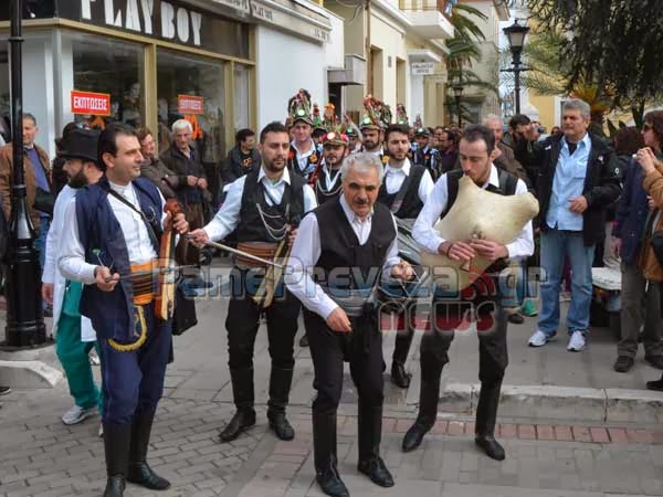 Δείτε τους Μωμόγερους - Ξεσήκωσαν το ιστορικό κέντρο της Πρέβεζας [photos] - Φωτογραφία 4