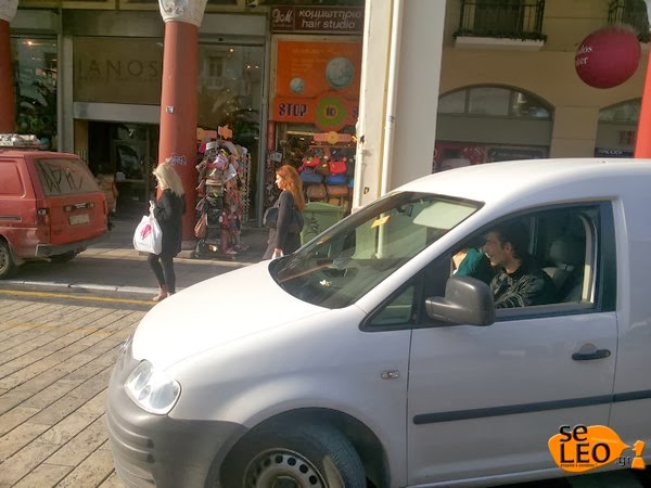 Απίστευτος Μπουτάρης: Κόλλησε αυτοκόλλητο «Είμαι γάιδαρος» σε παράνομα σταθμευμένο αυτοκίνητο! - Φωτογραφία 3