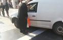 Απίστευτος Μπουτάρης: Κόλλησε αυτοκόλλητο «Είμαι γάιδαρος» σε παράνομα σταθμευμένο αυτοκίνητο! - Φωτογραφία 1