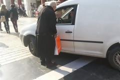 Απίστευτος Μπουτάρης: Κόλλησε αυτοκόλλητο «Είμαι γάιδαρος» σε παράνομα σταθμευμένο αυτοκίνητο!