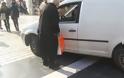 Ο Μπουτάρης σε ρόλο δημοτικού αστυνομικού – κόλλησε σε αμάξι αυτοκόλλητο «είμαι γάιδαρος»!