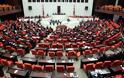 Γροθιές, προπηλακισμοί και… ιπτάμενα ipad στην τουρκική Εθνοσυνέλευση