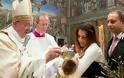 Μωρό εκτός γάμου βάφτισε ο Πάπας [Photos]