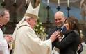 Μωρό εκτός γάμου βάφτισε ο Πάπας [Photos] - Φωτογραφία 4
