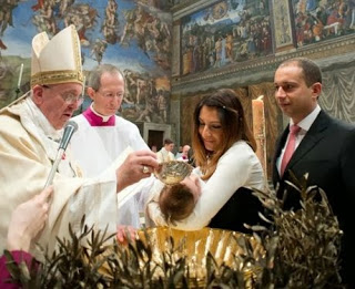 Ο Πάπας βάφτισε παιδί ζευγαριού που δεν είχε παντρευτεί - Φωτογραφία 1