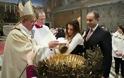 Ο Πάπας βάφτισε μωρό εκτός θρησκευτικού γάμου
