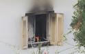 Φωτογραφίες από το σπίτι που τυλίχθηκε στις φλόγες στο Τσαλικάκι