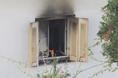 Φωτογραφίες από το σπίτι που τυλίχθηκε στις φλόγες στο Τσαλικάκι