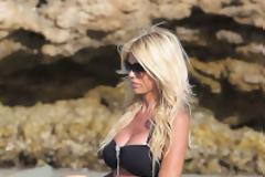 Η Victoria Silvstedt με μαύρο μπικίνι στις διακοπές της στο St. Barts