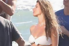 Gisele: Ποζάρει με σέξυ μπικίνι και αναστατώνει! Φωτογραφίες
