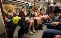 Ήταν μια συνηθισμένη ημέρα στο μετρό αλλά χωρίς...παντελόνια! Δείτε πλούσιο φωτογραφικό αφιέρωμα αλλά και video... - Φωτογραφία 20