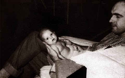 Ο Γιώργος Παπανδρέου γυμνός στα χέρια του πατέρα του Ανδρέα - Φωτογραφία 2