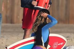 Η Anastasia Ashley κάνει surfing με μπικίνι σε παραλία του Los Angeles