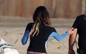 Η Anastasia Ashley κάνει surfing με μπικίνι σε παραλία του Los Angeles - Φωτογραφία 2