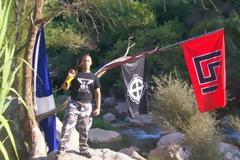 Μέλη της Χρυσής Αυγής χαιρετούν ναζιστικά και κρατούν όπλα