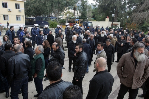 Ξέσπασαν οι συγγενείς μετά την απόφαση στη Νεάπολη για το διπλό φονικό - Φωτογραφία 3