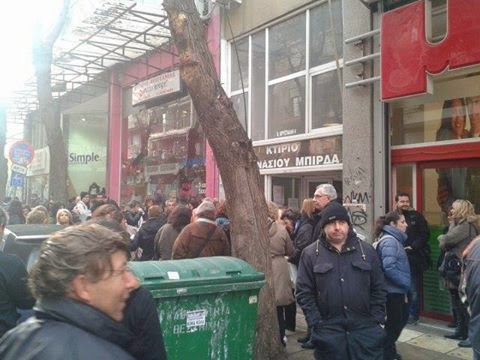 ΩΡΑ: Απολυμένες καθαρίστριες διαδηλώνουν έξω από τη ΔΟΥ Θεσσαλονίκης [video] - Φωτογραφία 2