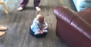 Μωράκι βολτάρει πάνω σε ηλεκτρική σκούπα! [video] - Φωτογραφία 1