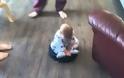 Μωράκι βολτάρει πάνω σε ηλεκτρική σκούπα! [video]