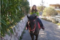 Τρία παιδιά γεννήθηκαν πάνω σε… σέλα αλόγου