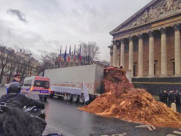 Φορτηγατζής άδειασε κοπριά έξω από τη Γαλλική Εθνοσυνέλευση - Φωτογραφία 4