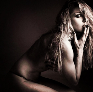 Αγγελική Ηλιάδη: Ανέβασε φωτογραφία μόνο με το στριγκάκι της στο Instagram - Φωτογραφία 2